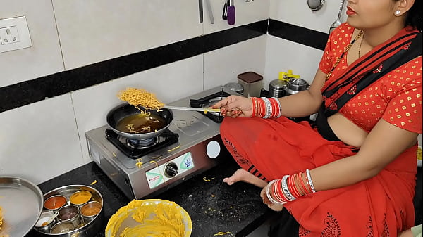 Komal Lagi Asik Bikin Gorengan Buat Diwali, Tiba-tiba Si Adik Ipar Ngintip Sambil Ngebayangin Ngemil Yang Lain Dari Bini Kakaknya.