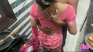 Desi Bhabhi Dapur Panas, Masak Sambil Digarap, Cipratan Minyak Bikin Makin Basah.