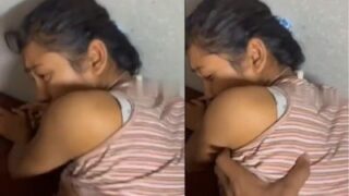 Gadis Pembonceng Motor Di Silchar Merintih Keras Di Video Seks Viral Ini.