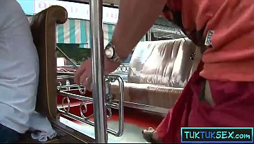 Dijemput Pakai Tuk Tuk, Cewek Thai Montok Siap Digebukin Di Jalan.