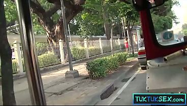 Ibu-ibu Thailand Nakal Diangkut Tuk-tuk, Langsung Naik Kontol Gede.