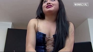 Gadis Latin Montok Pake Rok Mini Bungkuk, Kontolnya Gak Bisa Berhenti Meremas Pantat Itu.