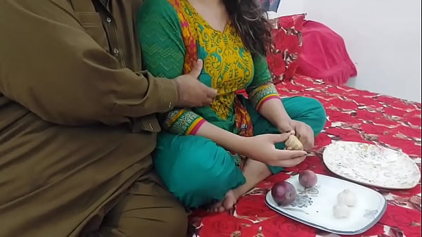 Bantu Ibu Tiri Potong Sayur, Lanjut Bobok Kontol Di Pantat Gede, Dia Selingkuh Dari Bapak Tiri, Suara Hindi Jelas.