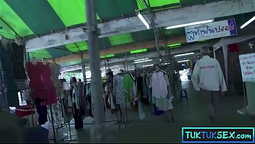 Lidahnya Ditindik, Si Thai Milf Mungil Digebet Dua Bule.