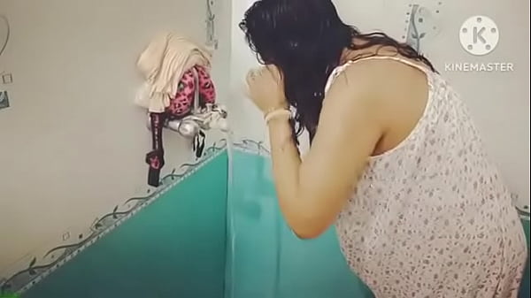 Desi Mandi Basah Kena Pancuran Nafsu