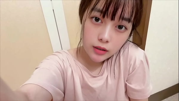 Ibuku Lagi Tidur, Pas Mandi Badan Bau Banget, Langsung Colokin Jari Ke Memek Sambil Ngocok Sampai Crot.