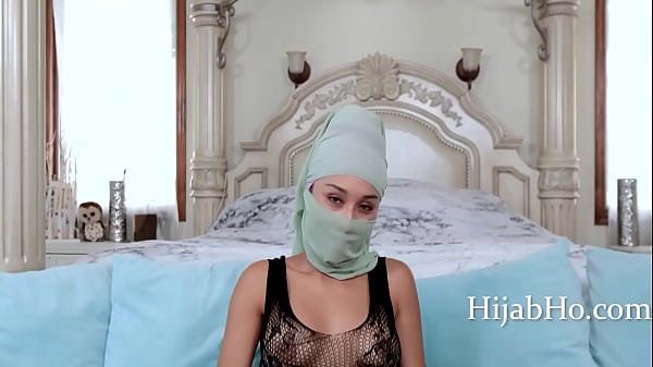 Ibu Tiri Berhijab Bikin Tenang, Tapi Badannya Bikin Panas – Cali Lee