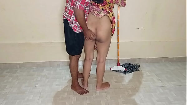 Kamar Lagi Dipel, Tante Pembantu Disuruh Nyepong Kontol, Abis Itu Digenjot! Suara Hindi Jelas Kedengeran.