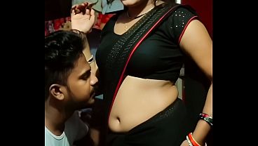 Buka Paha Desi Bhabhi Di Balik Saree Bikin Pengen Jilat Pusar Basah.