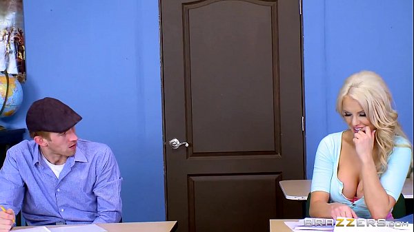 Sekolah Panas: Kenzie Taylor Pamer Tembem Besar Di Kelas