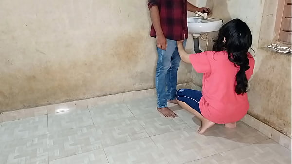 Bhabhi Ne Jawaan Plumber Se Apni Chut Ki Pyaas Bujhayi, Garam Xxx Sex Hindi Mein!