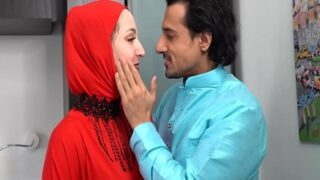 Kekasih Menghancurkan Pelacur Berjilbab Di Depan Suaminya Sendiri.