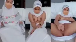 Maelaela Mukena Toge Colmek Pakai Dildo, Ngewe Sambil Ngocok Memek Basah.