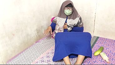 Cewek Hijab Indonesia Colmek Sambil Meremas-remas Montoknya Yang Bergoyang.