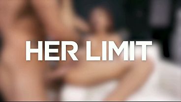 Cewek Asia Langsing Pake Lingerie Pink, Dilumuri Minyak, Ditonjok Anusnya Keras-keras
