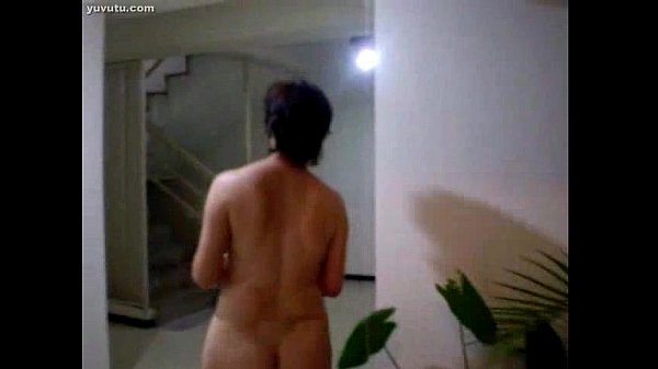 Mama China Tua Yang Lagi Siram Tanaman, Pantat Montoknya Basah Kuyup.