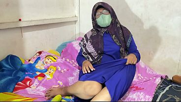 Wanita Berhijab Lagi Mainin Diri Sendiri.